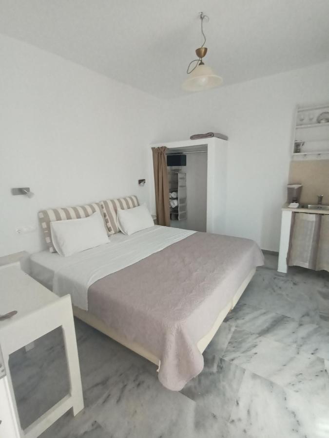 Theofanis Studios Agia Anna  Luaran gambar