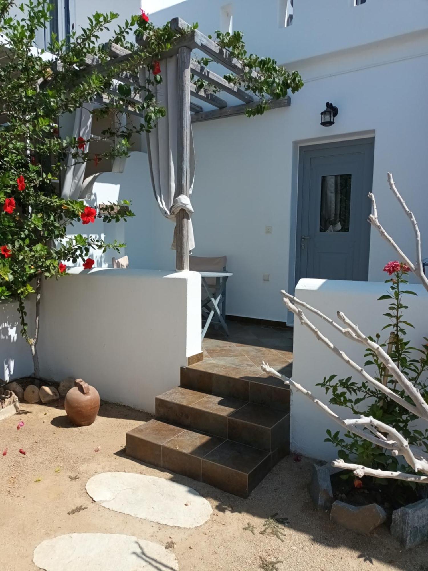 Theofanis Studios Agia Anna  Luaran gambar